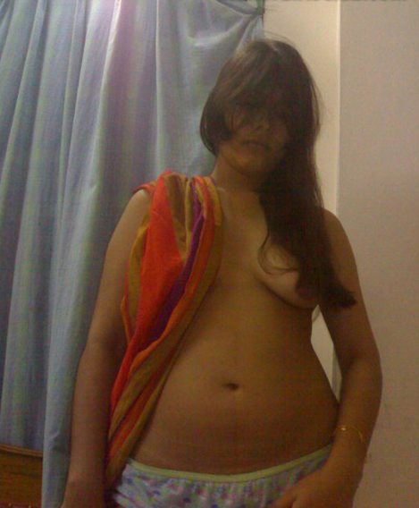 Indian girl exposing her body curves to her boyfriend 4