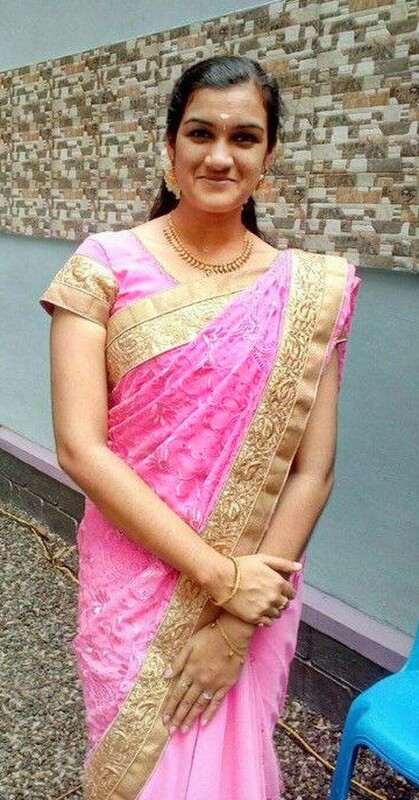 Indian girl in saree revealed her naked curves 1