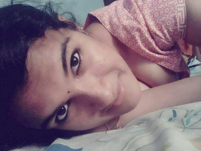 Indian girl in saree revealed her naked curves 3