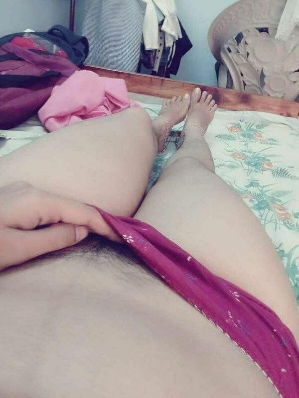 Indian girl in saree revealed her naked curves 5