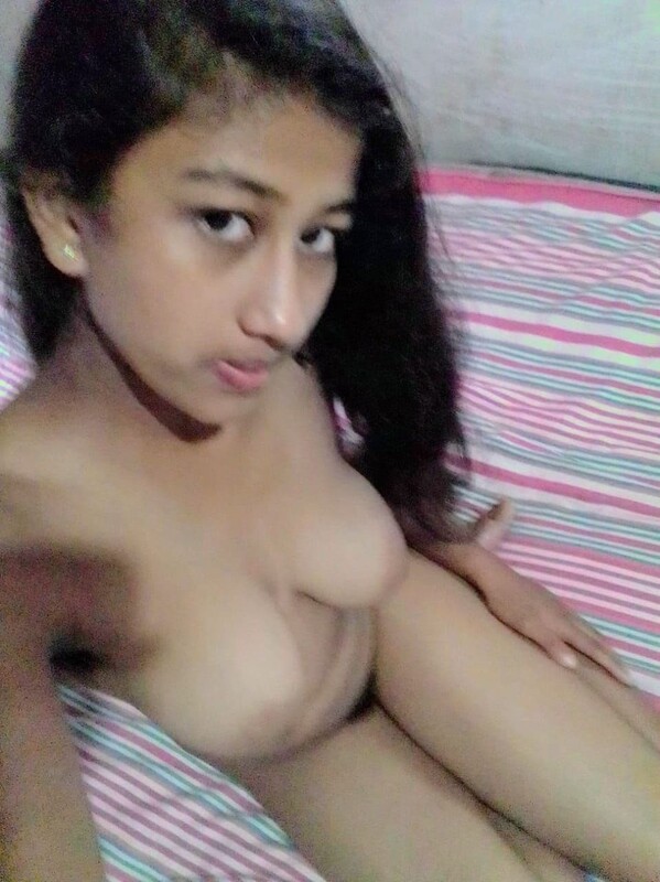 Indian girl nude selfies showing sexy boobs 4