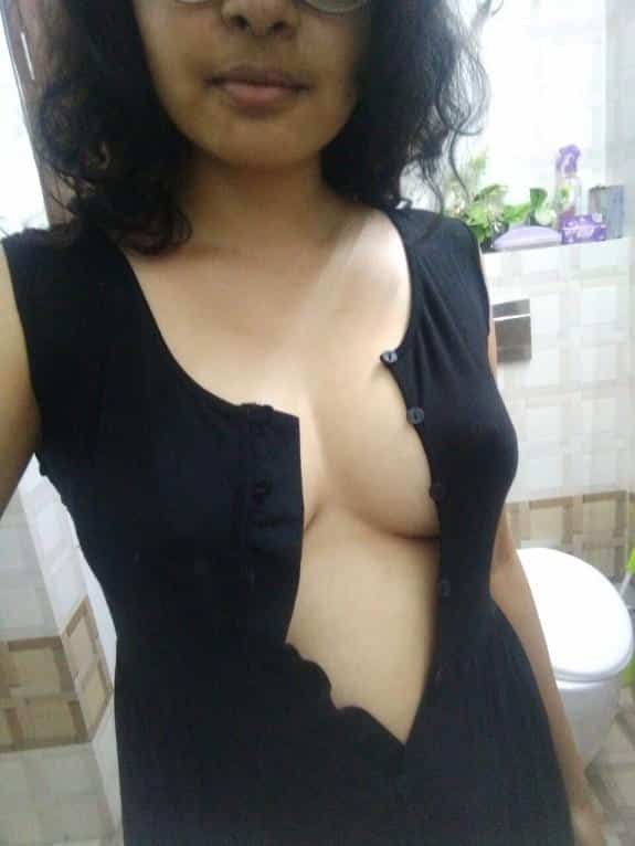 Indian girl’s sexy hot pics of solo selfie 1