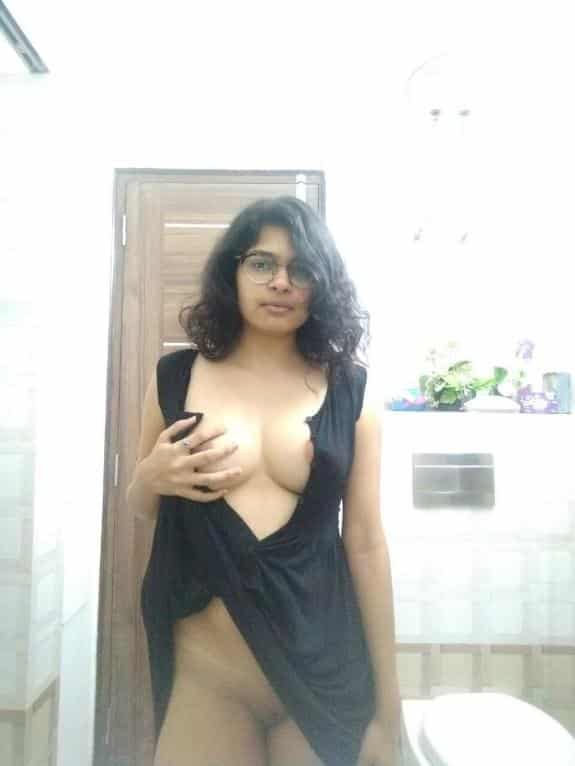 Indian girl’s sexy hot pics of solo selfie 4