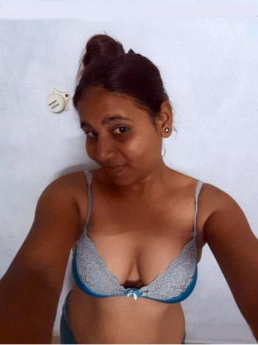 Indian girl topless boobs showing selfie pics 5