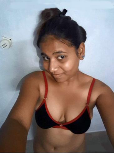 Indian girl topless boobs showing selfie pics 6