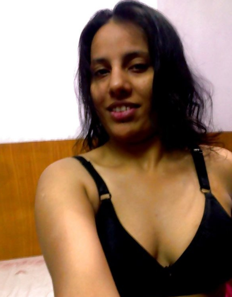 Indian porn babe Ziya Desi sexy selfie pics 4