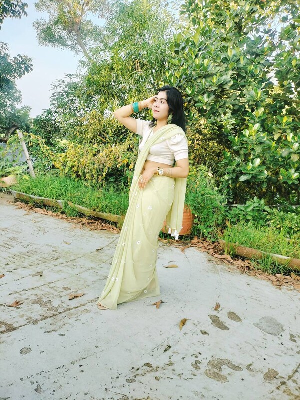 Indian saree girl showing her topless sexy body 1