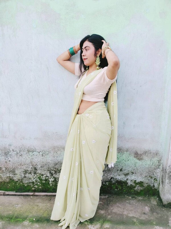 Indian saree girl showing her topless sexy body 2