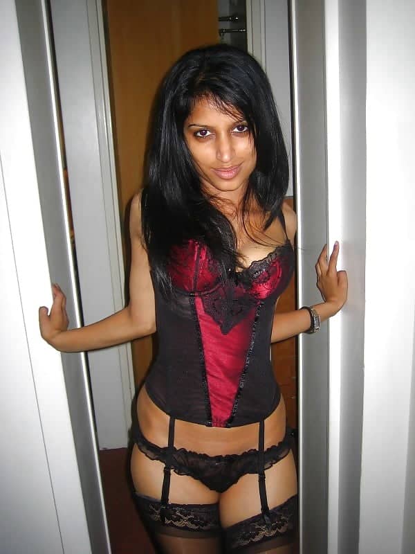 Indian sex photos of secretary in Saree sucking cock 1