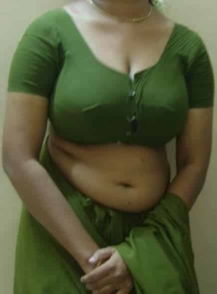 Indian sex photos of secretary in Saree sucking cock 3