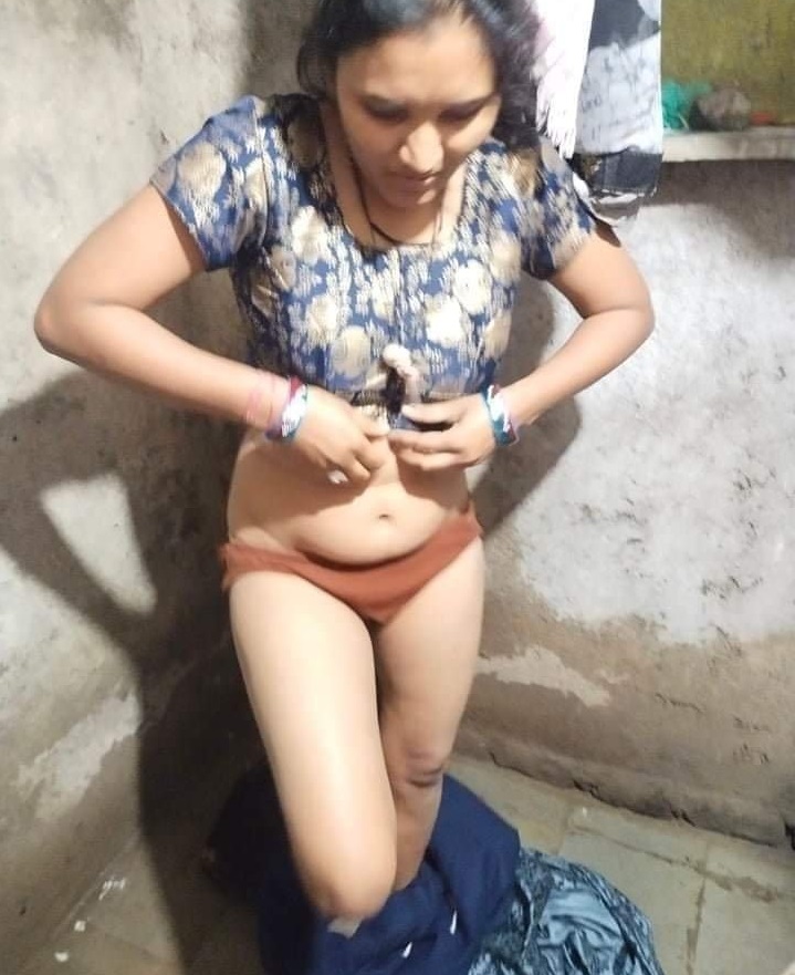 Indian village Bhabhi nude pics 6
