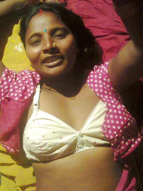 Indian village wife nude photos leaked by neighbor guy 4