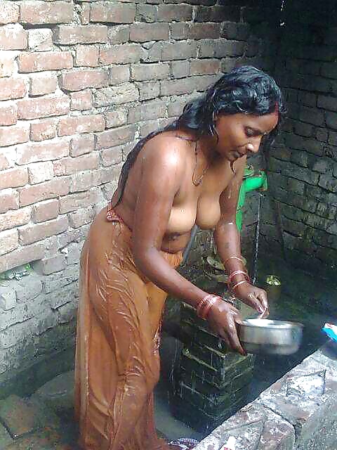 Indian village wife nude photos leaked by neighbor guy 9