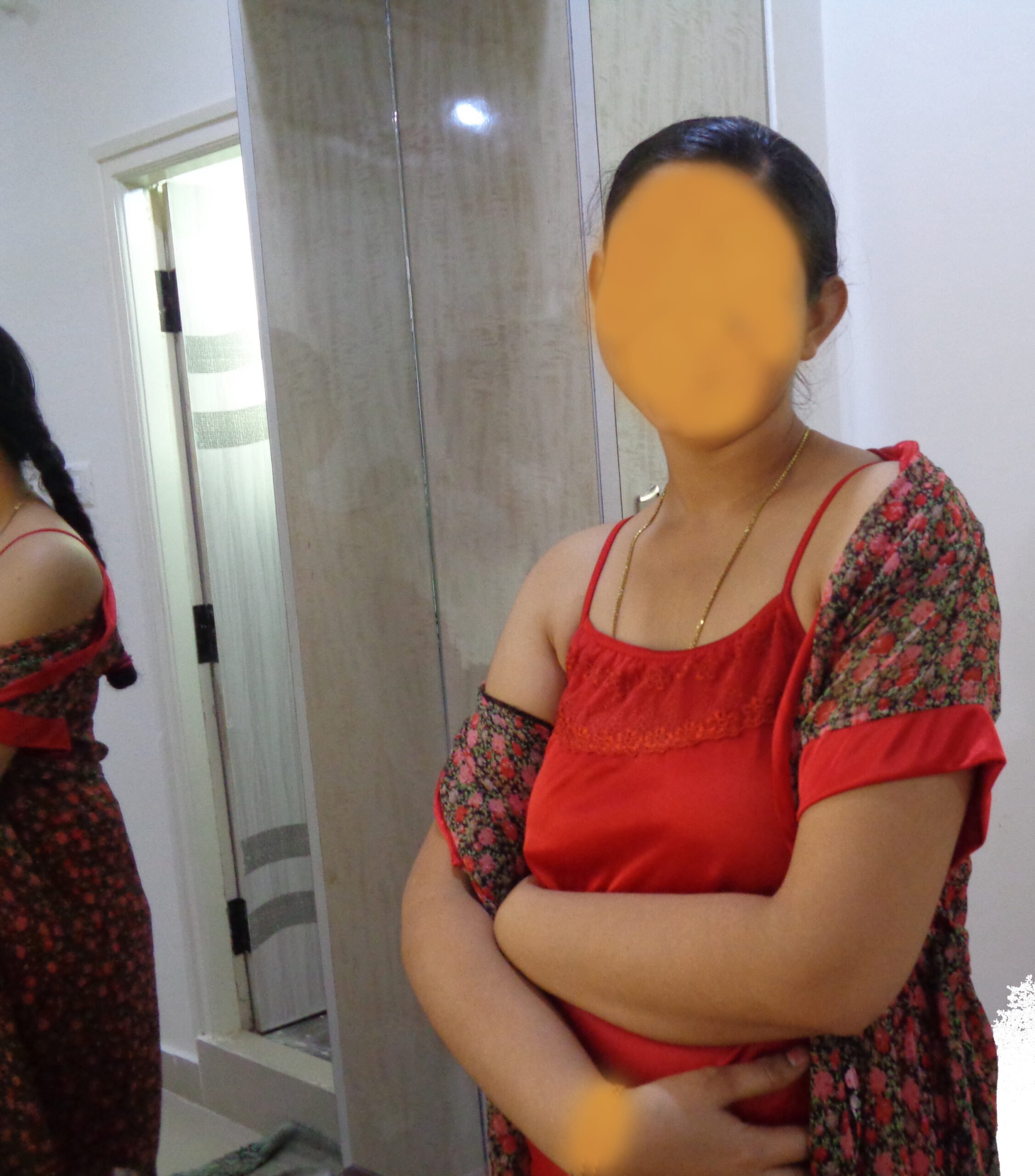 Indian xxx photos of a house wife showing off her sexy body 2
