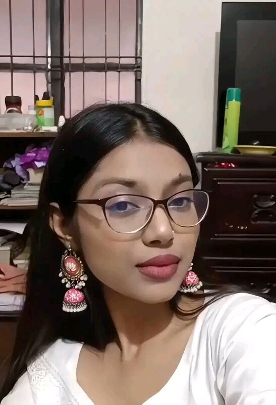 Innocent desi girl in glasses nude hot photos 2