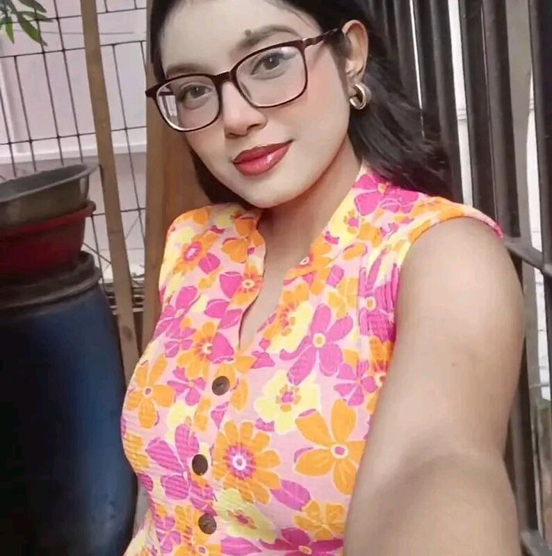 Innocent desi girl in glasses nude hot photos 3