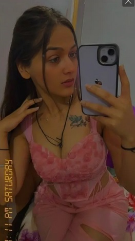 Instagram influencer Isha goes topless in selfies 2