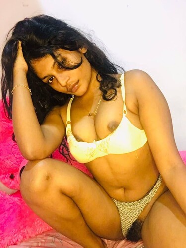 Instagram modeling girl naked posing photos 2