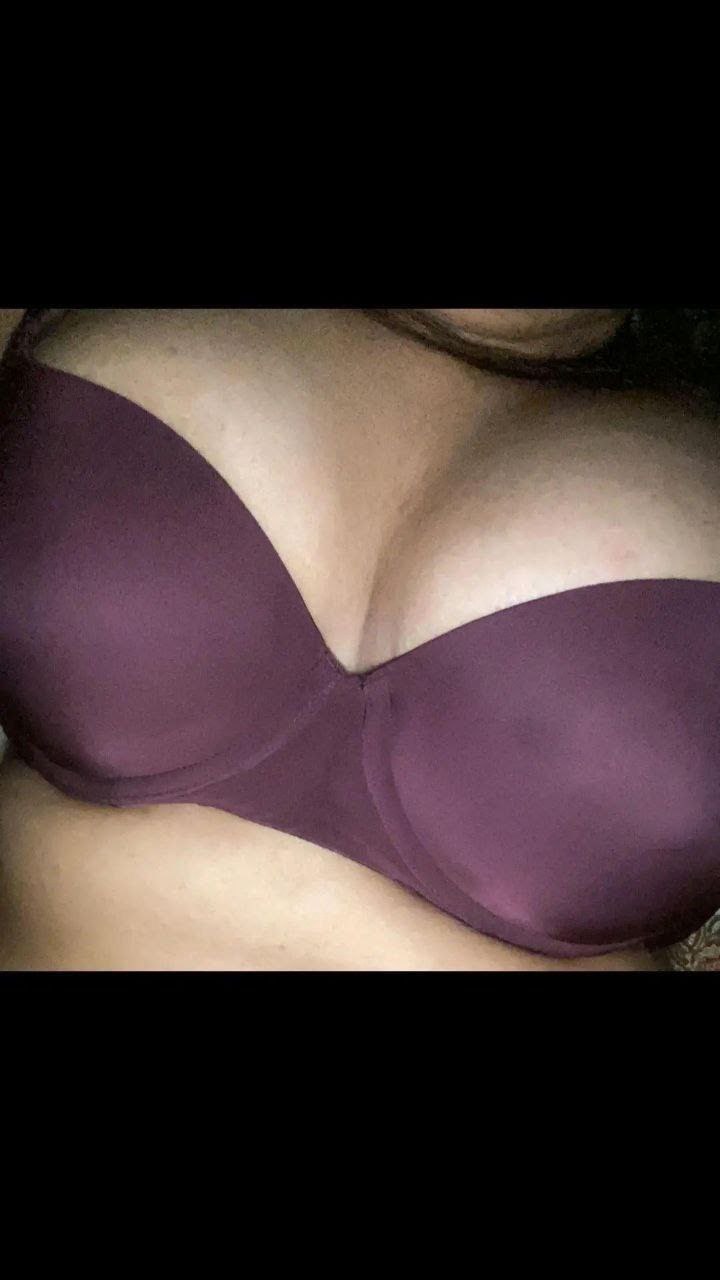 IT HR girl showing her huge melons in selfies 4