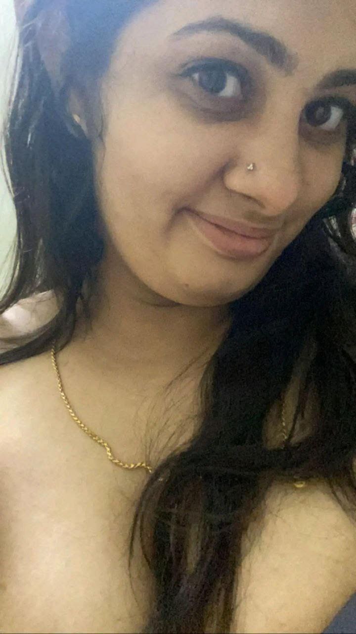 IT HR girl showing her huge melons in selfies 6