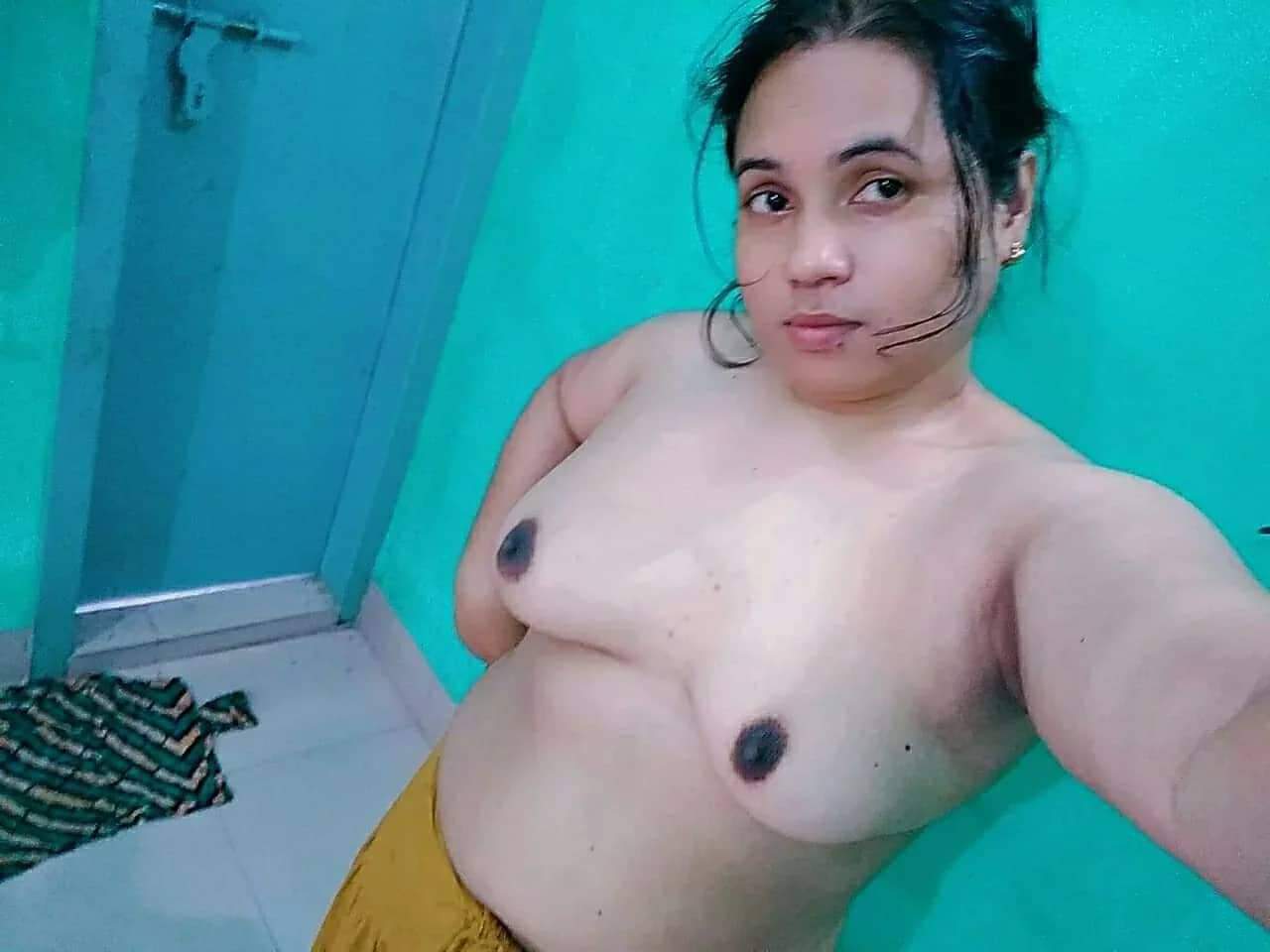 Jerk off on seeing married girl nude pics 7