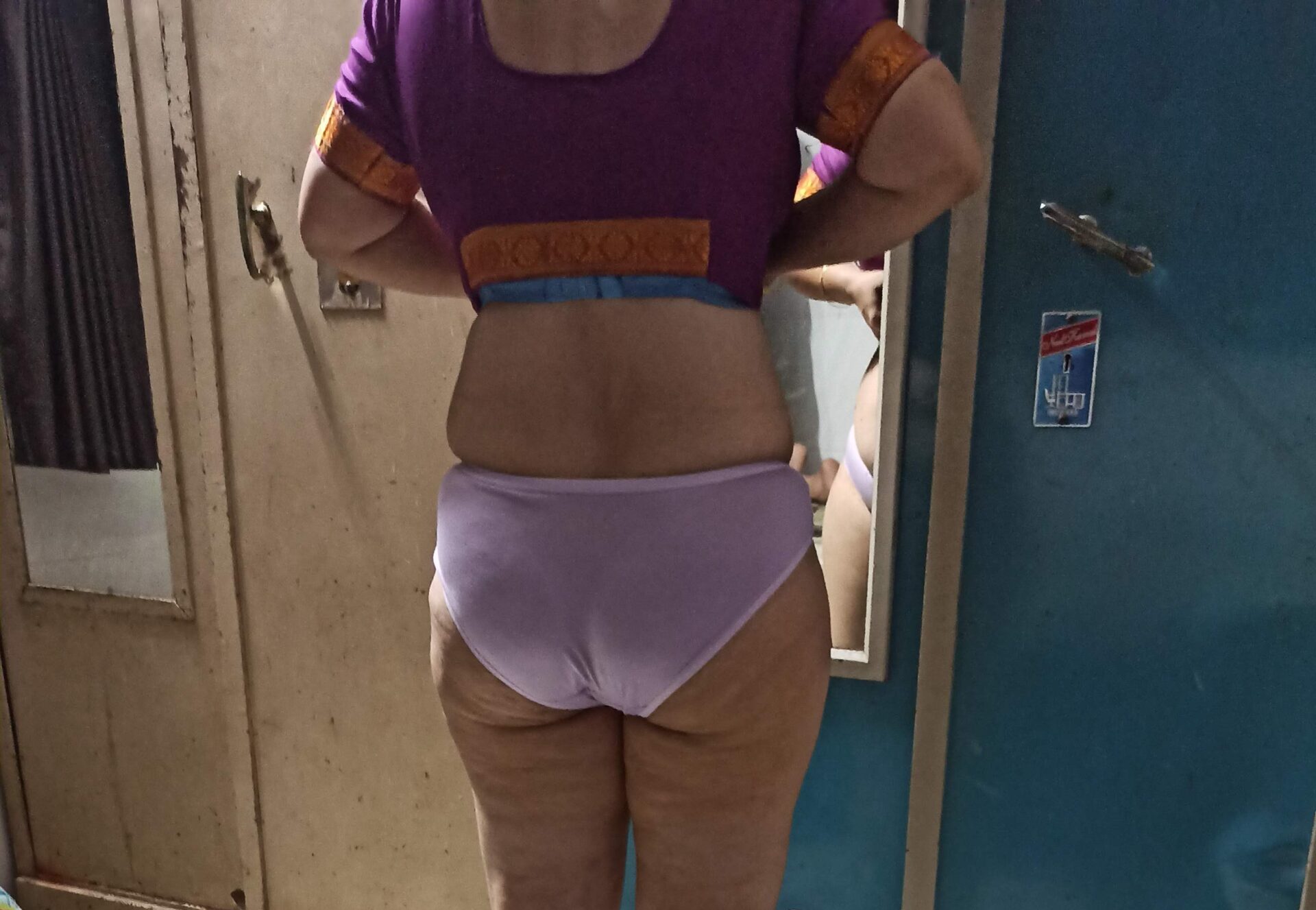 Juicy ass girlfriend nude back posing pics 1