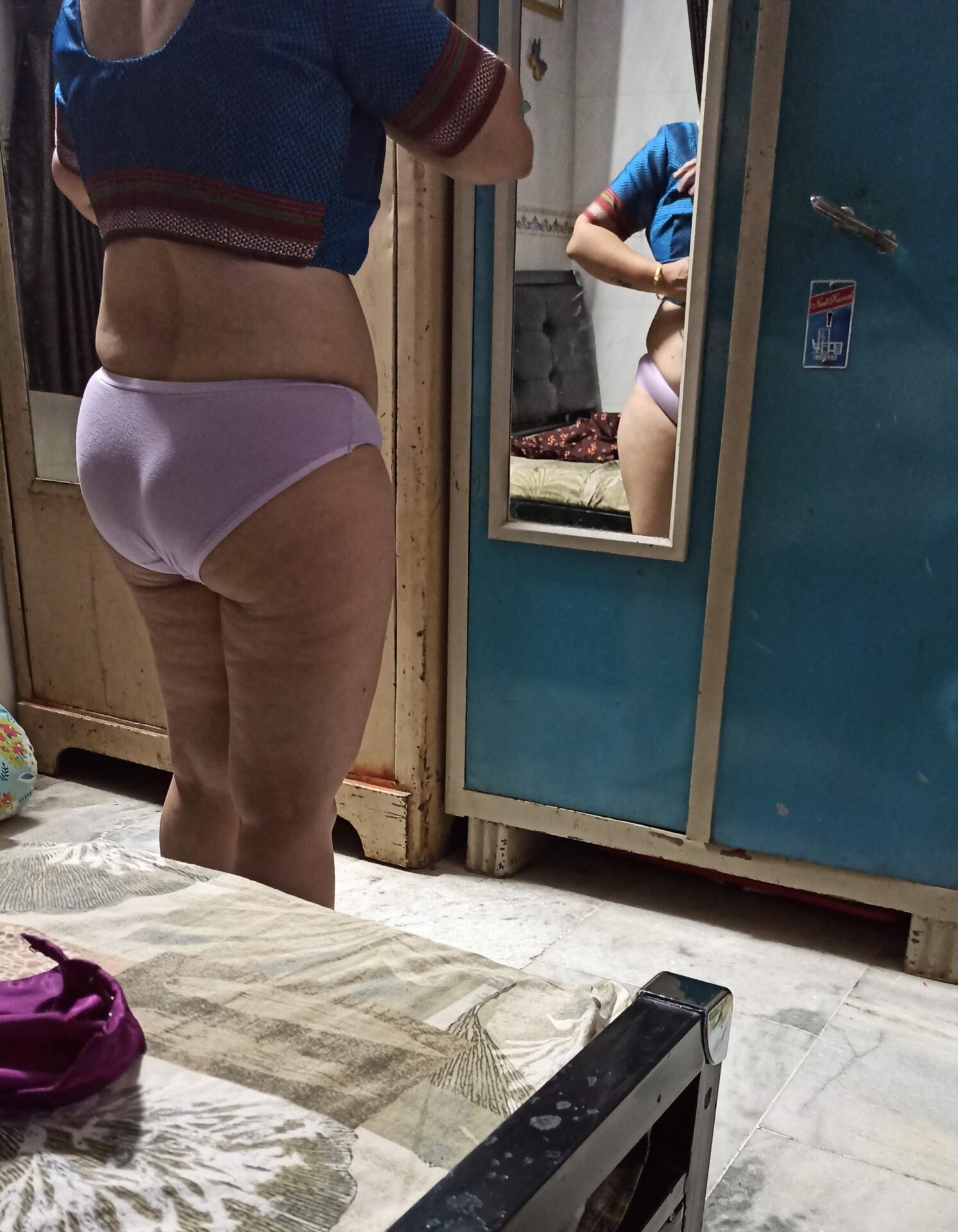 Juicy ass girlfriend nude back posing pics 3