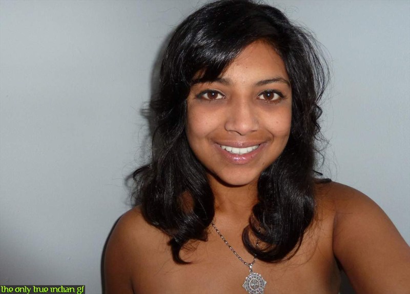 Juicy Indian girl nude pics in the outdoor and indoor 2