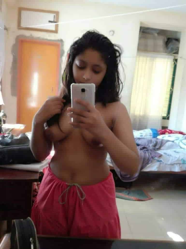 Leaked sexy Desi beauty hot selfies 1