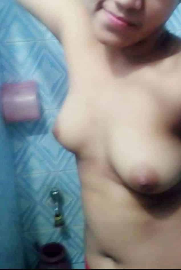 Leaked sexy Desi beauty hot selfies 4