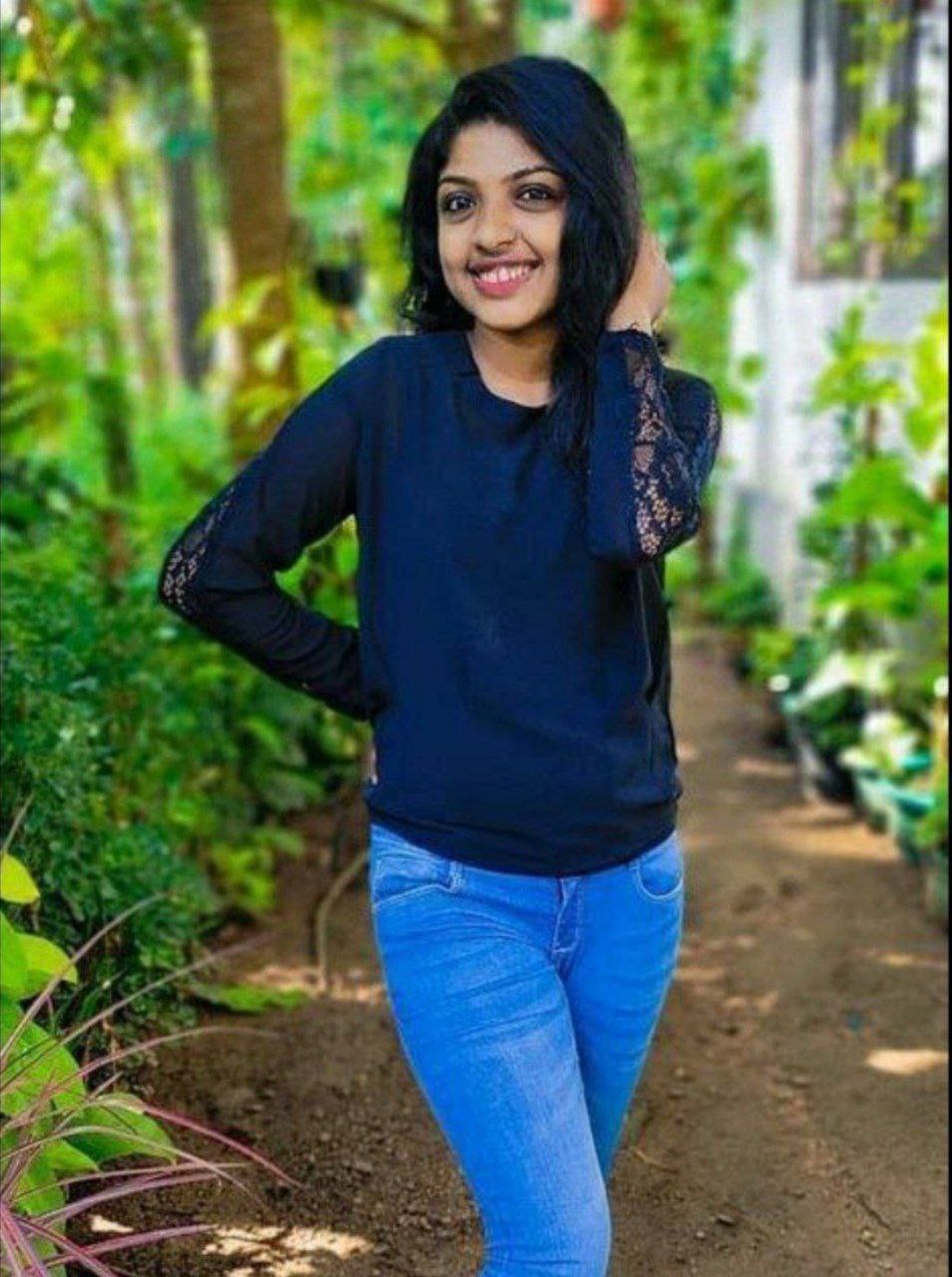 Mallu college girl boobs showing in selfie pics 1