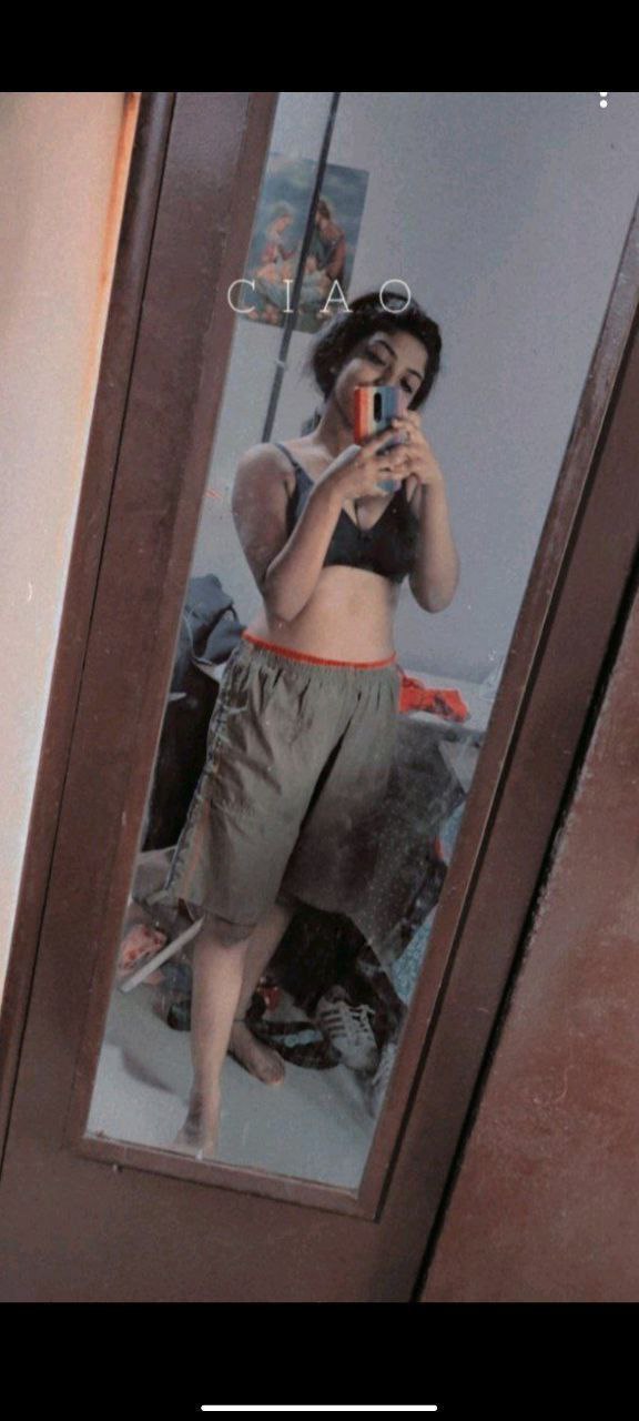 Mallu college girl boobs showing in selfie pics 4