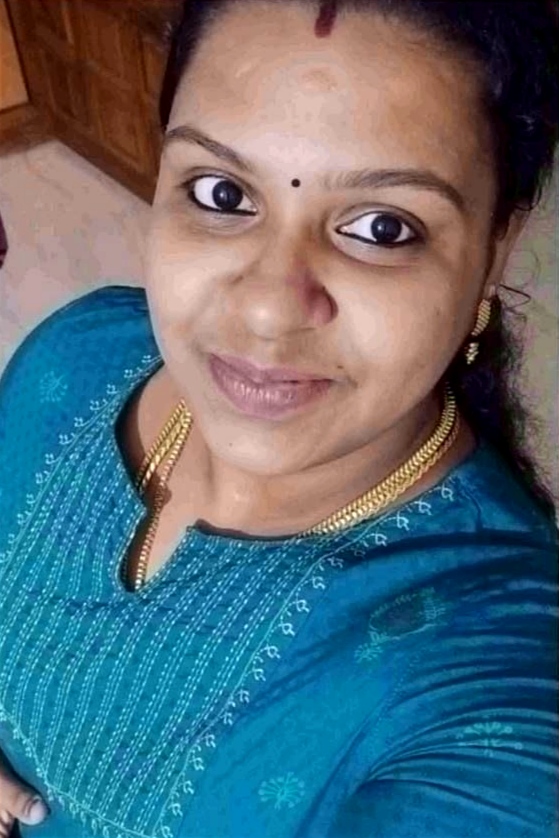 Mallu wife showing big boobs and ass selfie 1