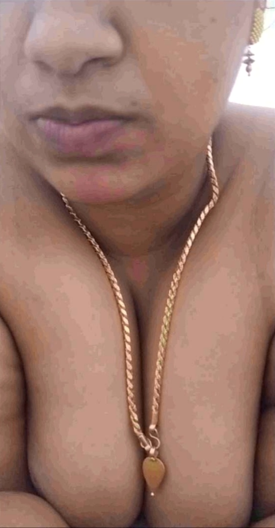 Mallu wife showing big boobs and ass selfie 3
