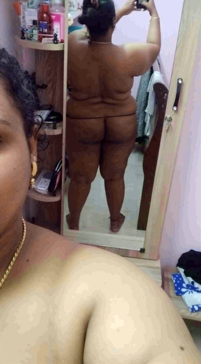 Mallu wife showing big boobs and ass selfie 5