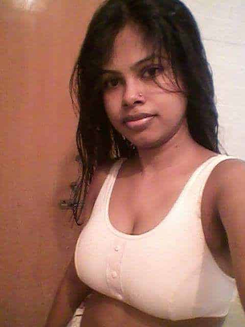 Married Bangla girl exposing her naked figure 1