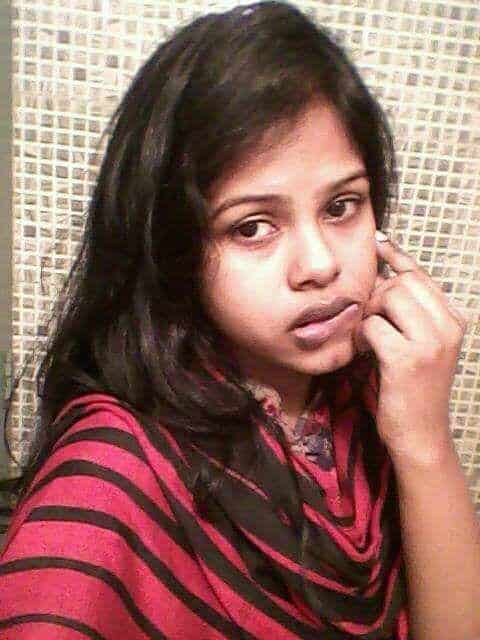 Married Bangla girl exposing her naked figure 4