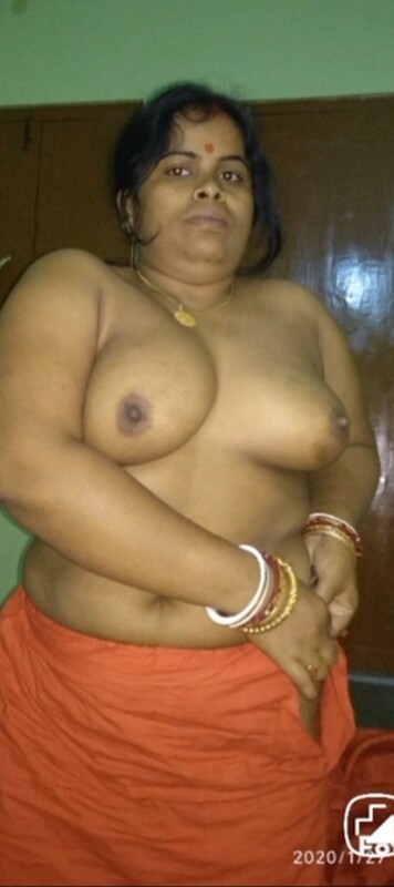 Mature aunty showing big boobs to neighbor 3