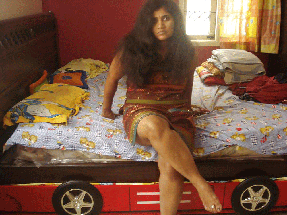 Mature Desi Tamil wife nude pics 7