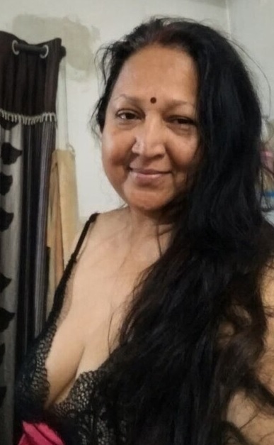 Mature Hindi aunty naked selfie photos sharing 3
