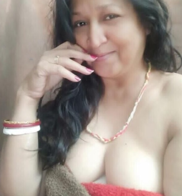 Mature Hindi aunty naked selfie photos sharing 4