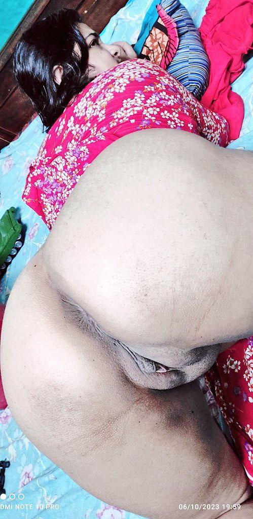 Mature Indian aunty naked pussy and big ass 2
