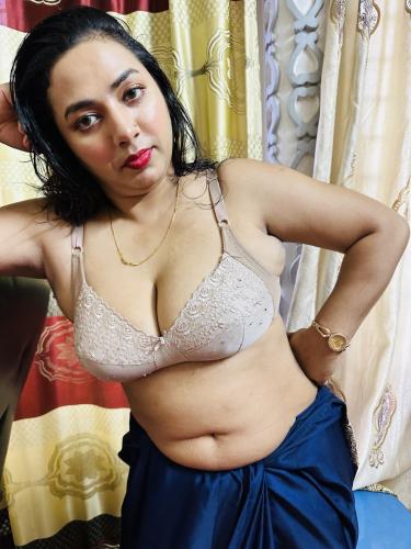 Mature Indian bhabhi naked and ready for sex 3