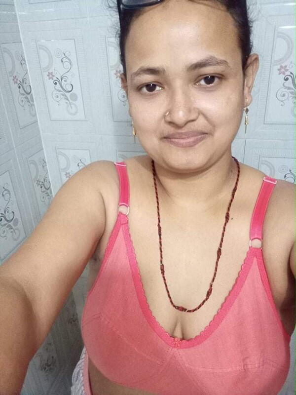 Mature Indian MILF nude bath and video call chat 2