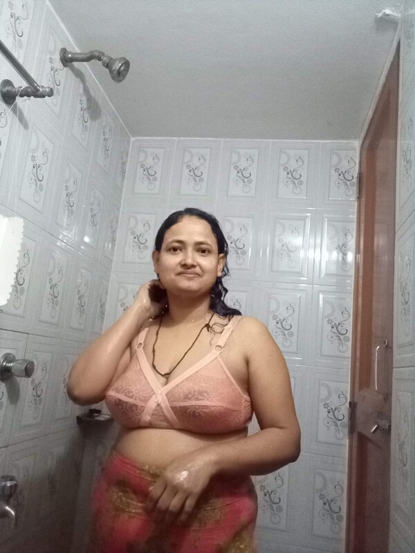 Mature Indian MILF nude bath and video call chat 4