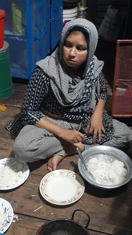 Mature village bhabhi nude before eating food 1