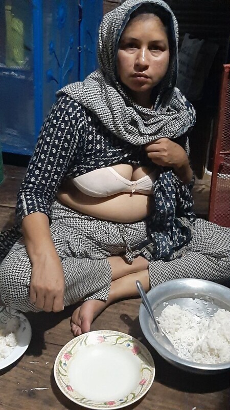 Mature village bhabhi nude before eating food 2
