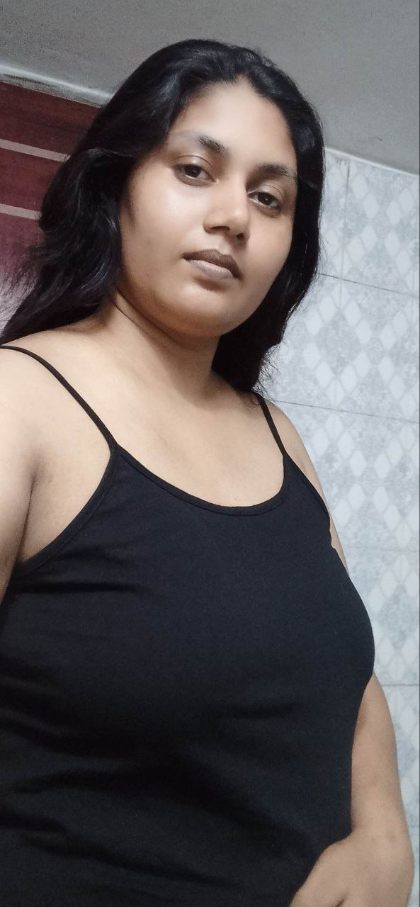 Milk tanker Bengali bhabhi topless for lover 1