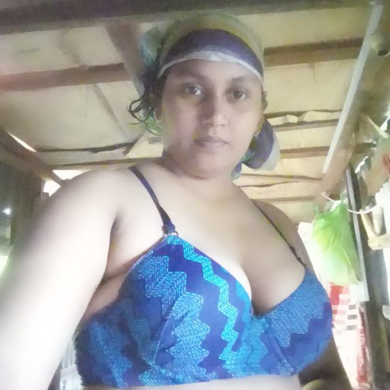 Milk tanker Bengali bhabhi topless for lover 2