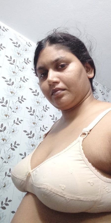 Milk tanker Bengali bhabhi topless for lover 3